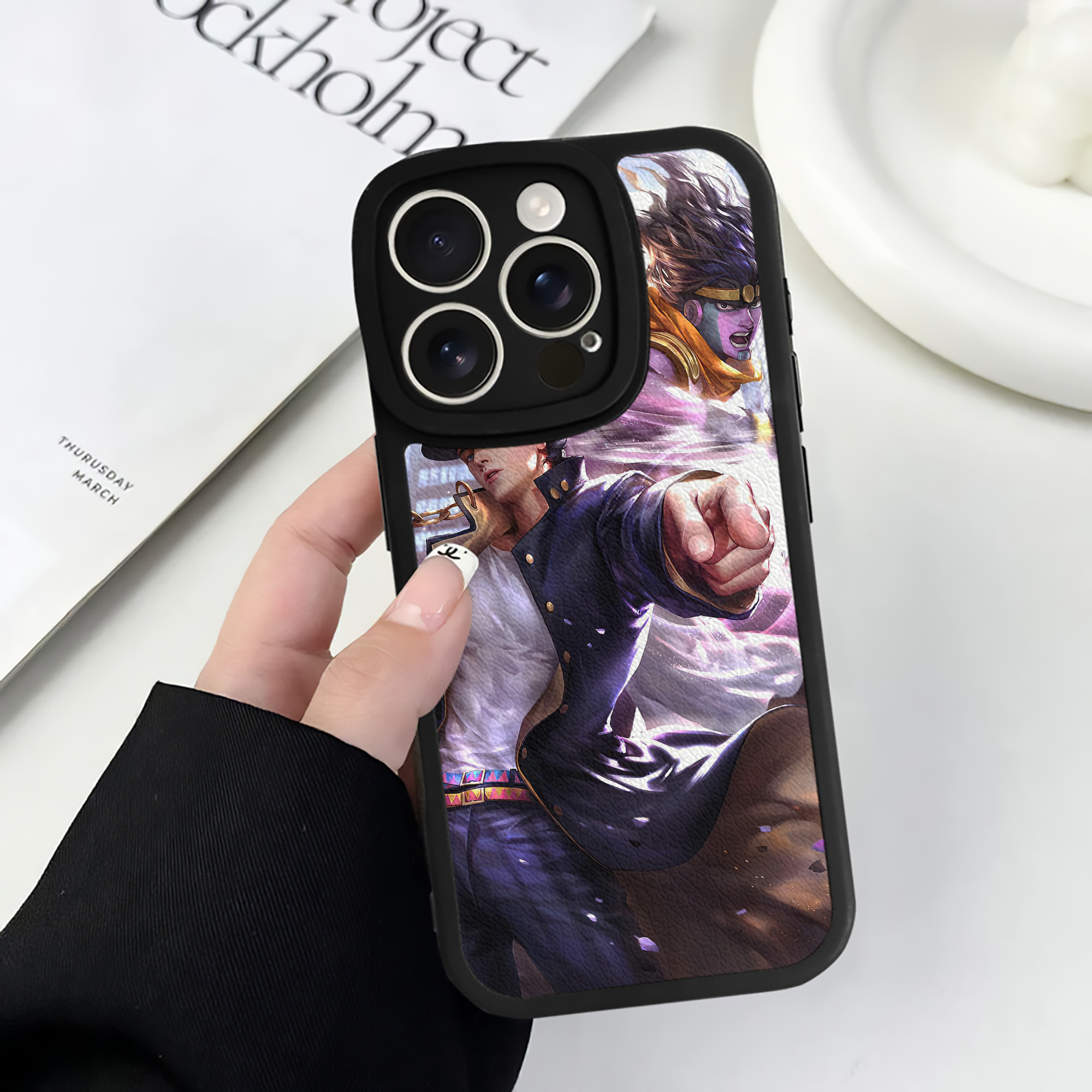 （画像用） ジョジョの奇妙な冒険 JoJo's Bizarre Adventure 【iPhone 16シリーズ対応】シリコンスマホケース（レザー調） 材質：シリコン